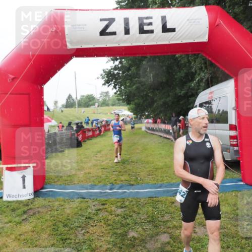 21.06.2025 - 27. Vierlanden-Triathlon MichiJ http://msf.ph/oto/8048569 15.06.2026 14:20:34 Ziel 1242, 1285 meine-sportfotos.de