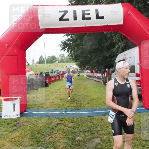 21.06.2025 - 27. Vierlanden-Triathlon MichiJ http://msf.ph/oto/8048574 15.06.2026 14:20:34 Ziel 1242, 1285 meine-sportfotos.de