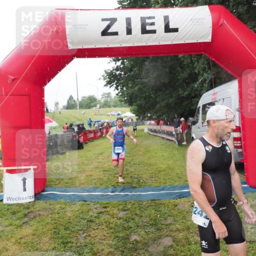 21.06.2025 - 27. Vierlanden-Triathlon MichiJ http://msf.ph/oto/8048580 15.06.2026 14:20:34 Ziel 1242, 1285 meine-sportfotos.de