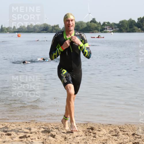 15.06.2025 - 27. Vierlanden-Triathlon Lena Gebhardt http://msf.ph/oto/8048581 15.06.2025 09:04:55 Schwimmen 205, 238 meine-sportfotos.de