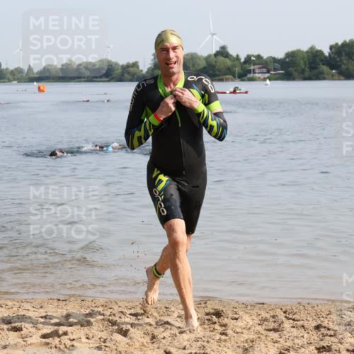 15.06.2025 - 27. Vierlanden-Triathlon Lena Gebhardt http://msf.ph/oto/8048583 15.06.2025 09:04:55 Schwimmen 205, 238 meine-sportfotos.de