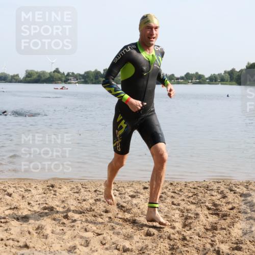 15.06.2025 - 27. Vierlanden-Triathlon Lena Gebhardt http://msf.ph/oto/8048585 15.06.2025 09:04:56 Schwimmen 205, 238 meine-sportfotos.de