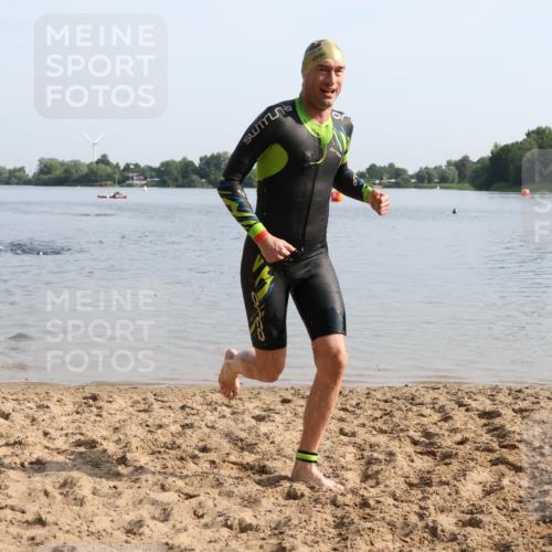 15.06.2025 - 27. Vierlanden-Triathlon Lena Gebhardt http://msf.ph/oto/8048586 15.06.2025 09:04:56 Schwimmen 205, 238 meine-sportfotos.de