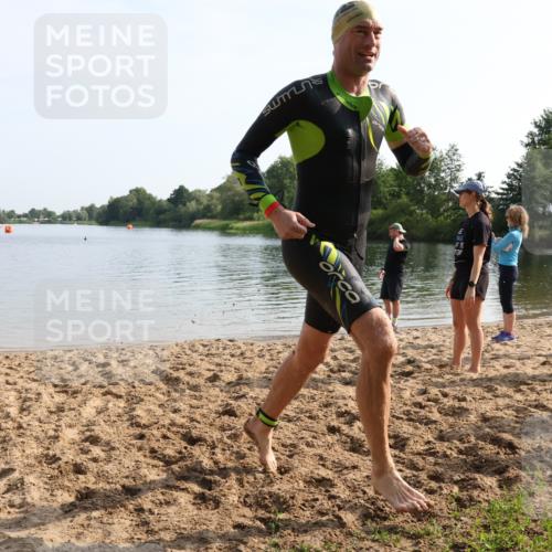 15.06.2025 - 27. Vierlanden-Triathlon Lena Gebhardt http://msf.ph/oto/8048588 15.06.2025 09:04:57 Schwimmen 205, 238 meine-sportfotos.de