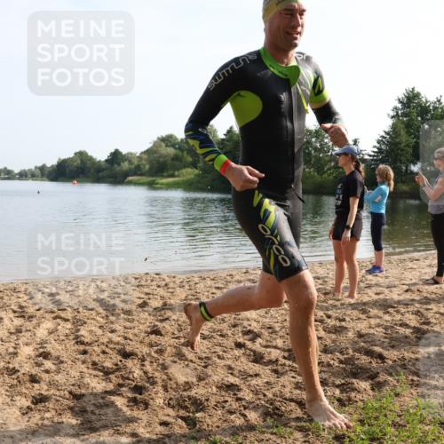 15.06.2025 - 27. Vierlanden-Triathlon Lena Gebhardt http://msf.ph/oto/8048590 15.06.2025 09:04:57 Schwimmen 205, 238 meine-sportfotos.de