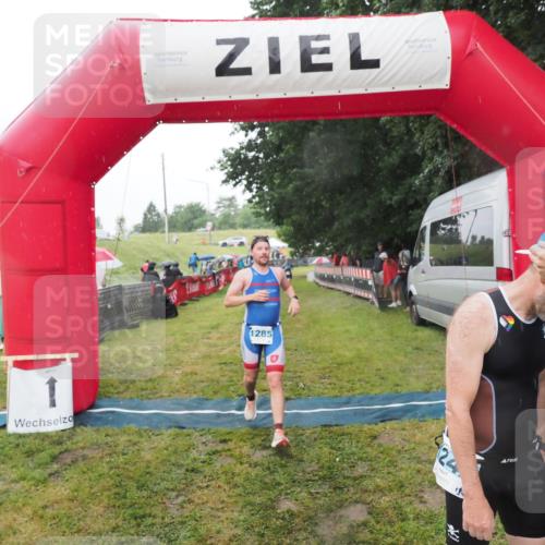 21.06.2025 - 27. Vierlanden-Triathlon MichiJ http://msf.ph/oto/8048591 15.06.2026 14:20:35 Ziel 1242, 1285 meine-sportfotos.de