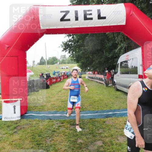 21.06.2025 - 27. Vierlanden-Triathlon MichiJ http://msf.ph/oto/8048593 15.06.2026 14:20:35 Ziel 1242, 1285 meine-sportfotos.de