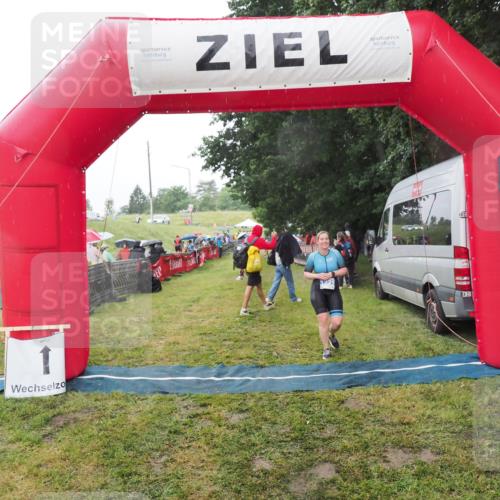 21.06.2025 - 27. Vierlanden-Triathlon MichiJ http://msf.ph/oto/8048600 15.06.2026 14:20:42 Ziel 1225, 1285 meine-sportfotos.de