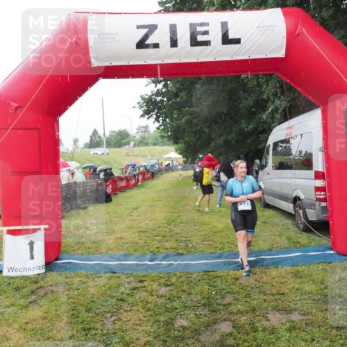 21.06.2025 - 27. Vierlanden-Triathlon MichiJ http://msf.ph/oto/8048616 15.06.2026 14:20:43 Ziel 1225 meine-sportfotos.de