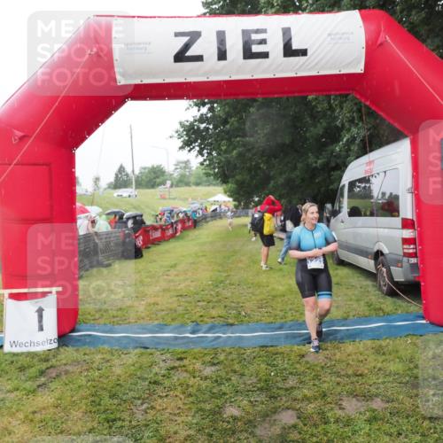 21.06.2025 - 27. Vierlanden-Triathlon MichiJ http://msf.ph/oto/8048618 15.06.2026 14:20:43 Ziel 1225 meine-sportfotos.de