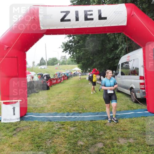 21.06.2025 - 27. Vierlanden-Triathlon MichiJ http://msf.ph/oto/8048620 15.06.2026 14:20:43 Ziel 1225 meine-sportfotos.de