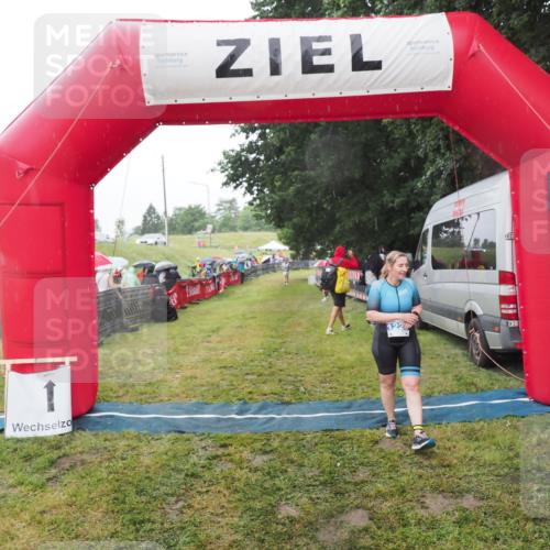 21.06.2025 - 27. Vierlanden-Triathlon MichiJ http://msf.ph/oto/8048622 15.06.2026 14:20:43 Ziel 1225 meine-sportfotos.de