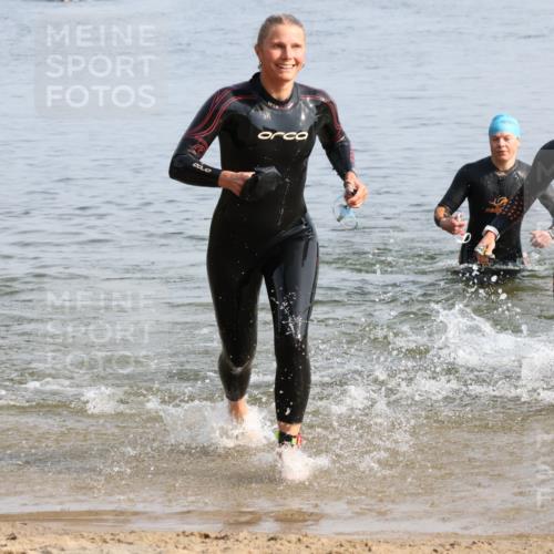 15.06.2025 - 27. Vierlanden-Triathlon Lena Gebhardt http://msf.ph/oto/8048625 15.06.2025 09:05:14 Schwimmen 205, 209, 221, 222 meine-sportfotos.de