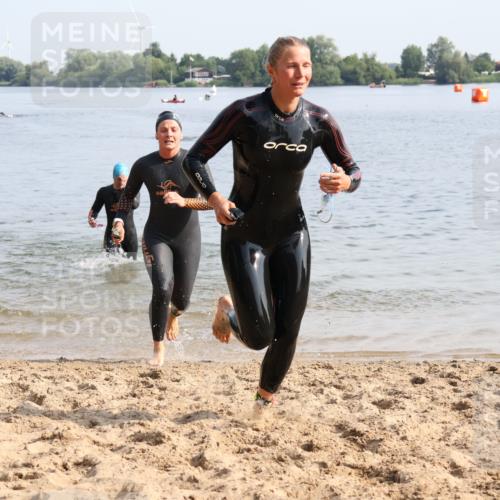 15.06.2025 - 27. Vierlanden-Triathlon Lena Gebhardt http://msf.ph/oto/8048635 15.06.2025 09:05:16 Schwimmen 209, 221, 222 meine-sportfotos.de