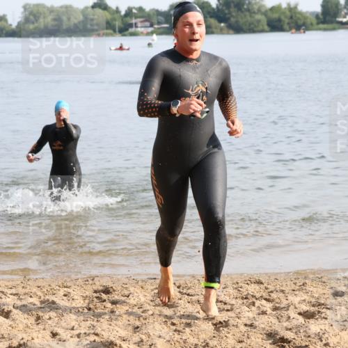 15.06.2025 - 27. Vierlanden-Triathlon Lena Gebhardt http://msf.ph/oto/8048639 15.06.2025 09:05:17 Schwimmen 209, 221, 222 meine-sportfotos.de