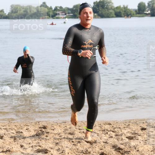 15.06.2025 - 27. Vierlanden-Triathlon Lena Gebhardt http://msf.ph/oto/8048641 15.06.2025 09:05:17 Schwimmen 209, 221, 222 meine-sportfotos.de