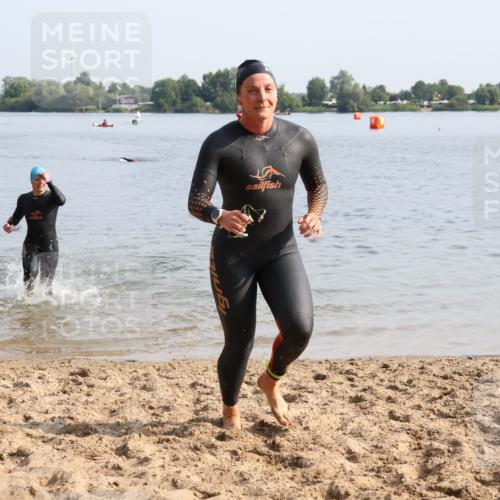 15.06.2025 - 27. Vierlanden-Triathlon Lena Gebhardt http://msf.ph/oto/8048643 15.06.2025 09:05:17 Schwimmen 209, 221, 222 meine-sportfotos.de