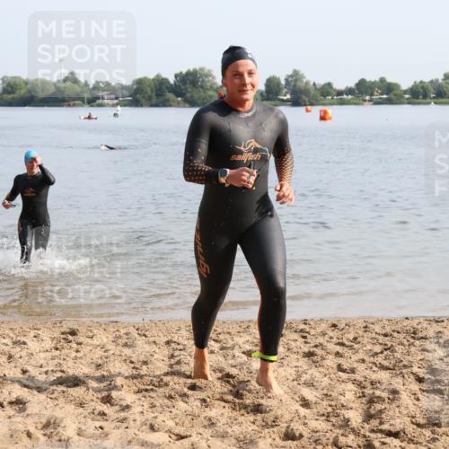 15.06.2025 - 27. Vierlanden-Triathlon Lena Gebhardt http://msf.ph/oto/8048645 15.06.2025 09:05:17 Schwimmen 209, 221, 222 meine-sportfotos.de