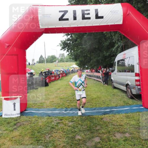 21.06.2025 - 27. Vierlanden-Triathlon MichiJ http://msf.ph/oto/8048646 15.06.2026 14:20:53 Ziel 806 meine-sportfotos.de