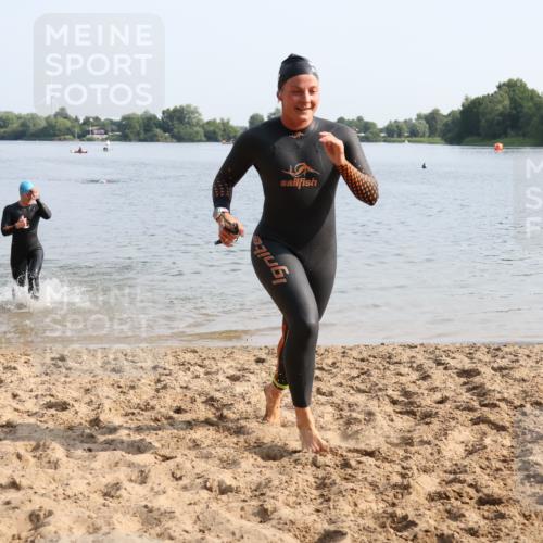 15.06.2025 - 27. Vierlanden-Triathlon Lena Gebhardt http://msf.ph/oto/8048647 15.06.2025 09:05:18 Schwimmen 209, 221, 222 meine-sportfotos.de