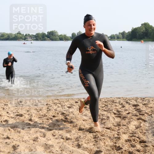 15.06.2025 - 27. Vierlanden-Triathlon Lena Gebhardt http://msf.ph/oto/8048648 15.06.2025 09:05:18 Schwimmen 209, 221, 222 meine-sportfotos.de