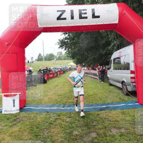 21.06.2025 - 27. Vierlanden-Triathlon MichiJ http://msf.ph/oto/8048649 15.06.2026 14:20:53 Ziel 806 meine-sportfotos.de