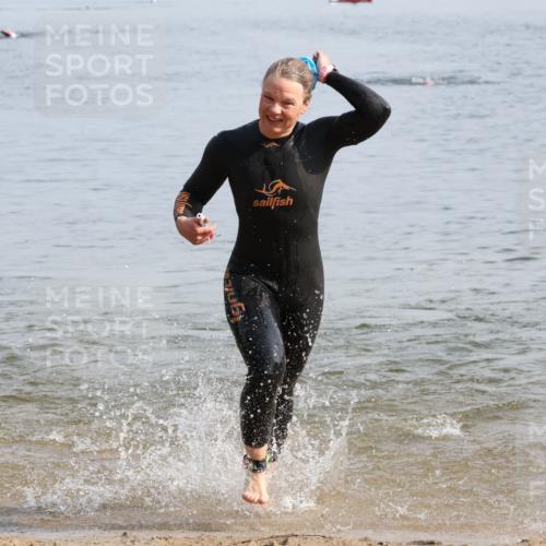 15.06.2025 - 27. Vierlanden-Triathlon Lena Gebhardt http://msf.ph/oto/8048650 15.06.2025 09:05:19 Schwimmen 209, 221, 222 meine-sportfotos.de
