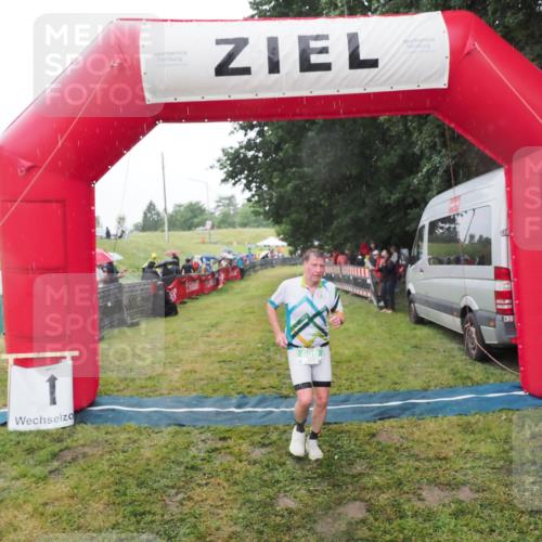 21.06.2025 - 27. Vierlanden-Triathlon MichiJ http://msf.ph/oto/8048653 15.06.2026 14:20:54 Ziel 806 meine-sportfotos.de