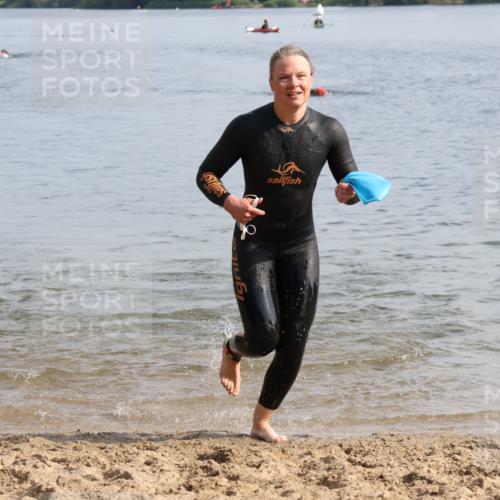 15.06.2025 - 27. Vierlanden-Triathlon Lena Gebhardt http://msf.ph/oto/8048654 15.06.2025 09:05:19 Schwimmen 209, 221, 222 meine-sportfotos.de