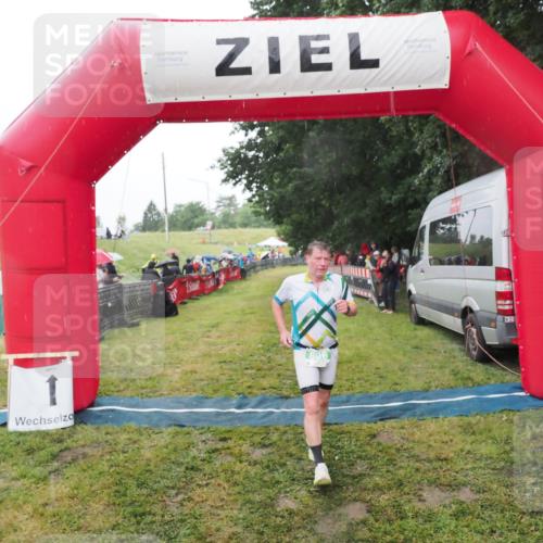 21.06.2025 - 27. Vierlanden-Triathlon MichiJ http://msf.ph/oto/8048655 15.06.2026 14:20:54 Ziel 806 meine-sportfotos.de
