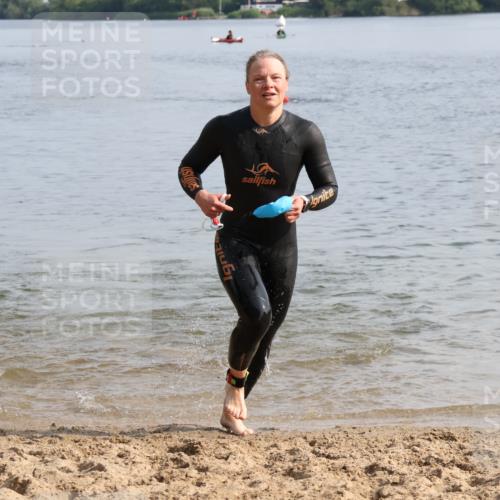 15.06.2025 - 27. Vierlanden-Triathlon Lena Gebhardt http://msf.ph/oto/8048656 15.06.2025 09:05:19 Schwimmen 209, 221, 222 meine-sportfotos.de