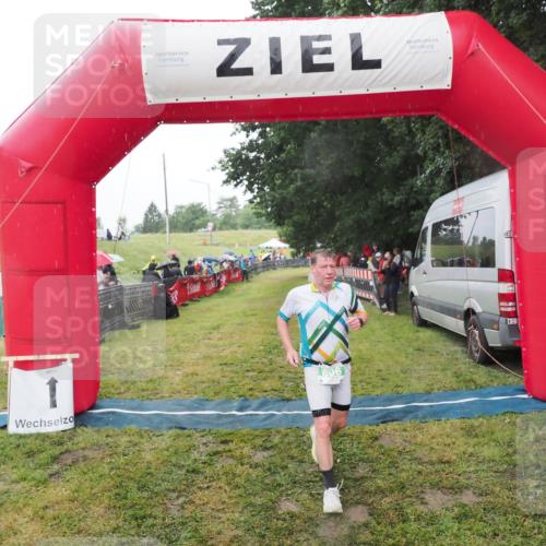 21.06.2025 - 27. Vierlanden-Triathlon MichiJ http://msf.ph/oto/8048657 15.06.2026 14:20:54 Ziel 806 meine-sportfotos.de