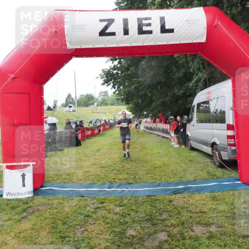 21.06.2025 - 27. Vierlanden-Triathlon MichiJ http://msf.ph/oto/8048665 15.06.2026 14:21:24 Ziel 742 meine-sportfotos.de