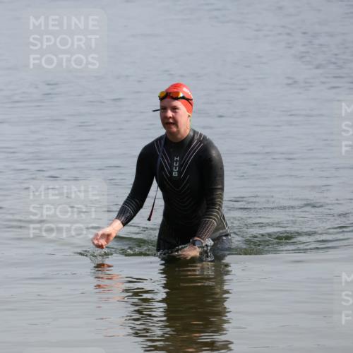 15.06.2025 - 27. Vierlanden-Triathlon Lena Gebhardt http://msf.ph/oto/8048670 15.06.2025 09:06:01 Schwimmen 216 meine-sportfotos.de