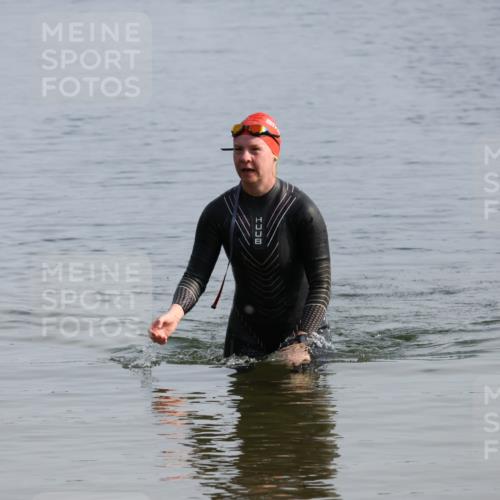 15.06.2025 - 27. Vierlanden-Triathlon Lena Gebhardt http://msf.ph/oto/8048671 15.06.2025 09:06:01 Schwimmen 216 meine-sportfotos.de