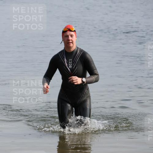 15.06.2025 - 27. Vierlanden-Triathlon Lena Gebhardt http://msf.ph/oto/8048677 15.06.2025 09:06:05 Schwimmen 216 meine-sportfotos.de