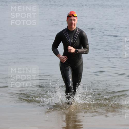 15.06.2025 - 27. Vierlanden-Triathlon Lena Gebhardt http://msf.ph/oto/8048680 15.06.2025 09:06:06 Schwimmen 216 meine-sportfotos.de