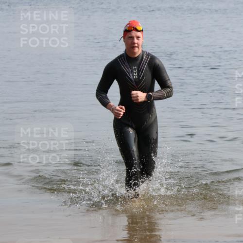 15.06.2025 - 27. Vierlanden-Triathlon Lena Gebhardt http://msf.ph/oto/8048682 15.06.2025 09:06:06 Schwimmen 216 meine-sportfotos.de