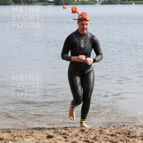 15.06.2025 - 27. Vierlanden-Triathlon Lena Gebhardt http://msf.ph/oto/8048684 15.06.2025 09:06:08 Schwimmen 216 meine-sportfotos.de