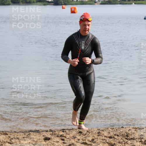 15.06.2025 - 27. Vierlanden-Triathlon Lena Gebhardt http://msf.ph/oto/8048686 15.06.2025 09:06:08 Schwimmen 216 meine-sportfotos.de