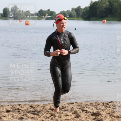 15.06.2025 - 27. Vierlanden-Triathlon Lena Gebhardt http://msf.ph/oto/8048687 15.06.2025 09:06:09 Schwimmen 216 meine-sportfotos.de