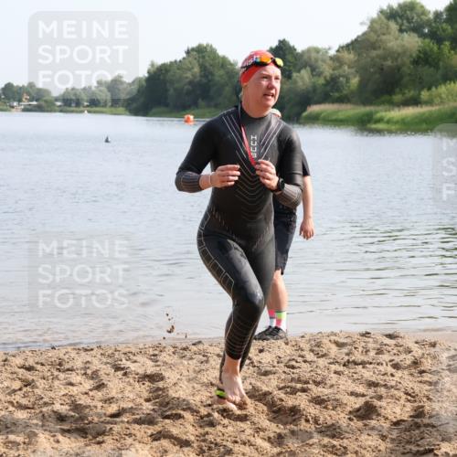 15.06.2025 - 27. Vierlanden-Triathlon Lena Gebhardt http://msf.ph/oto/8048691 15.06.2025 09:06:10 Schwimmen 216 meine-sportfotos.de