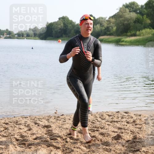 15.06.2025 - 27. Vierlanden-Triathlon Lena Gebhardt http://msf.ph/oto/8048693 15.06.2025 09:06:10 Schwimmen 216 meine-sportfotos.de