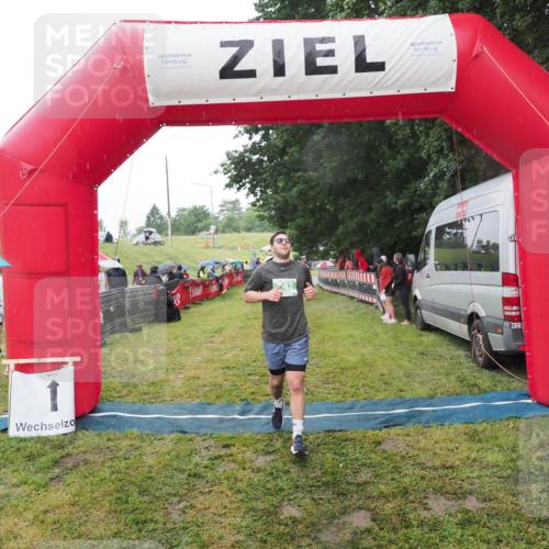 21.06.2025 - 27. Vierlanden-Triathlon MichiJ http://msf.ph/oto/8048694 15.06.2026 14:21:26 Ziel 742 meine-sportfotos.de