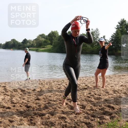 15.06.2025 - 27. Vierlanden-Triathlon Lena Gebhardt http://msf.ph/oto/8048699 15.06.2025 09:06:11 Schwimmen 216 meine-sportfotos.de