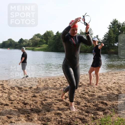 15.06.2025 - 27. Vierlanden-Triathlon Lena Gebhardt http://msf.ph/oto/8048701 15.06.2025 09:06:11 Schwimmen 216 meine-sportfotos.de