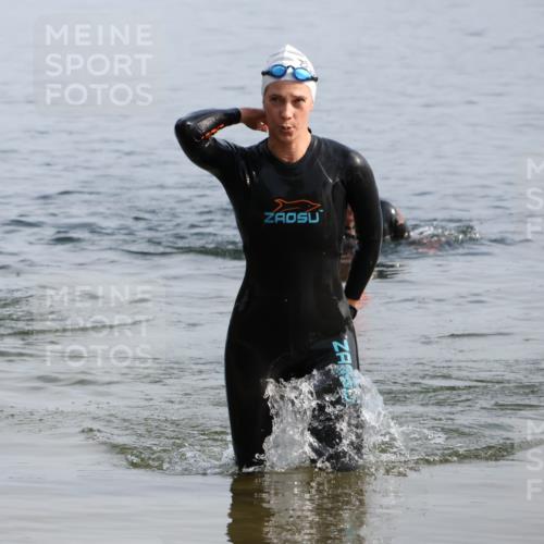 15.06.2025 - 27. Vierlanden-Triathlon Lena Gebhardt http://msf.ph/oto/8048707 15.06.2025 09:06:51 Schwimmen 212, 251 meine-sportfotos.de