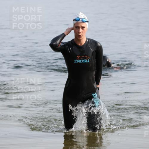 15.06.2025 - 27. Vierlanden-Triathlon Lena Gebhardt http://msf.ph/oto/8048708 15.06.2025 09:06:51 Schwimmen 212, 251 meine-sportfotos.de