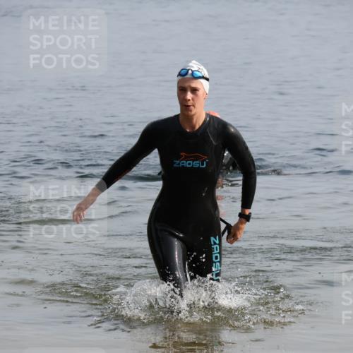 15.06.2025 - 27. Vierlanden-Triathlon Lena Gebhardt http://msf.ph/oto/8048710 15.06.2025 09:06:51 Schwimmen 212, 251 meine-sportfotos.de
