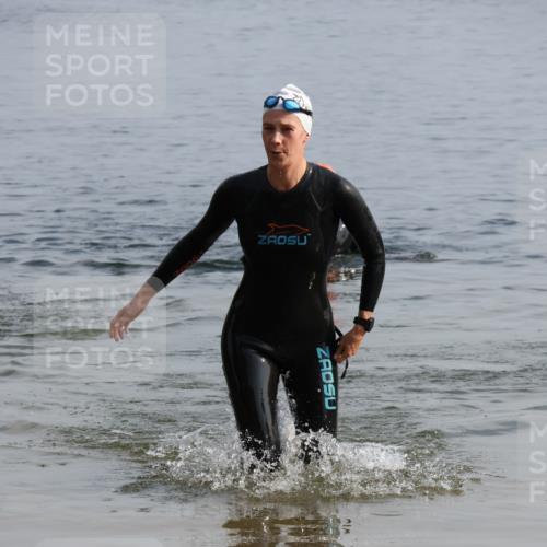 15.06.2025 - 27. Vierlanden-Triathlon Lena Gebhardt http://msf.ph/oto/8048712 15.06.2025 09:06:51 Schwimmen 212, 251 meine-sportfotos.de